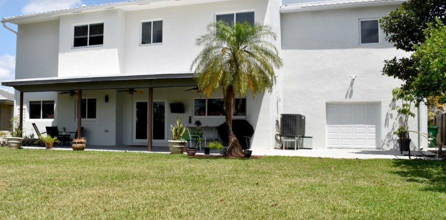 House in Davie, Florida 4 bedrooms, 283.35 sq.m. № 1159767