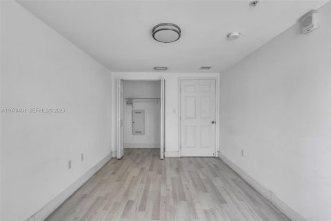 Commercial property in Miami, Florida № 2042942 - photo 18