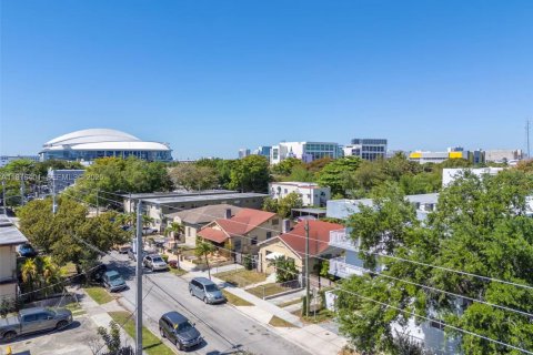 Commercial property in Miami, Florida № 2042942 - photo 12