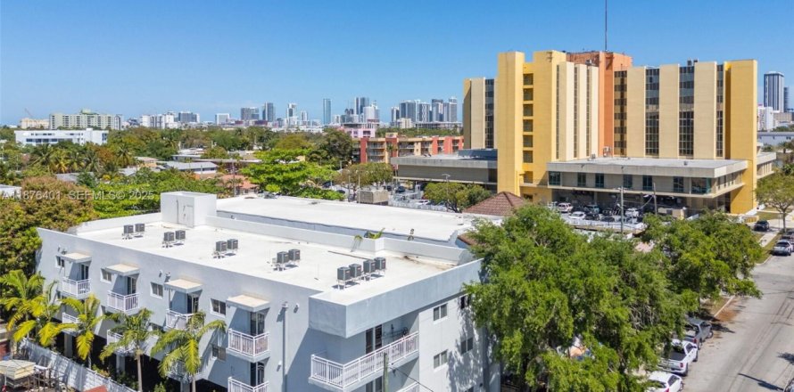 Commercial property in Miami, Florida № 2042942
