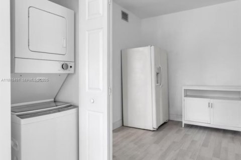 Commercial property in Miami, Florida № 2042942 - photo 22