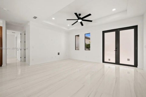 House in Cape Coral, Florida 3 bedrooms, 130.99 sq.m. № 2082929 - photo 7