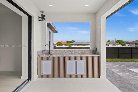 House in Cape Coral, Florida 3 bedrooms, 130.99 sq.m. № 2082929 - photo 16