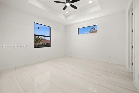 House in Cape Coral, Florida 3 bedrooms, 130.99 sq.m. № 2082929 - photo 18