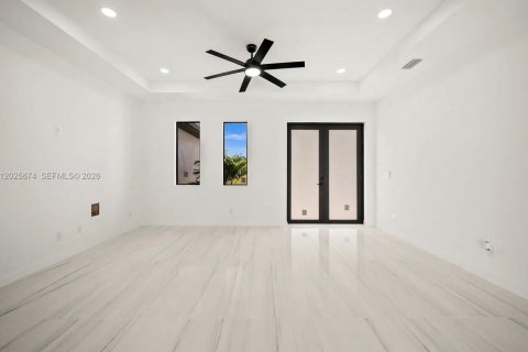 House in Cape Coral, Florida 3 bedrooms, 130.99 sq.m. № 2082929 - photo 8