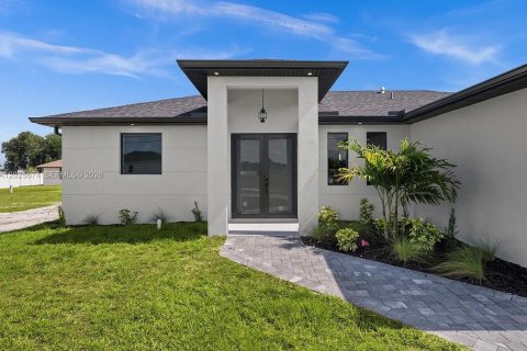 House in Cape Coral, Florida 3 bedrooms, 130.99 sq.m. № 2082929 - photo 3