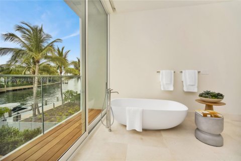 Casa en venta en Miami Beach, Florida, 4 dormitorios, 478.82 m2 № 2045789 - foto 17