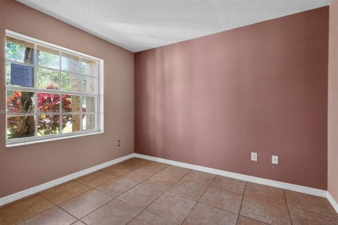 Casa en venta en Pembroke Pines, Florida, 3 dormitorios, 131.55 m2 № 2035288 - foto 10