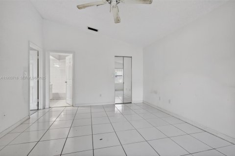 Casa en venta en Pembroke Pines, Florida, 3 dormitorios, 131.55 m2 № 2035288 - foto 24