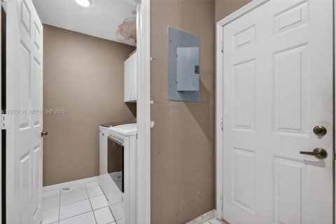 Casa en venta en Pembroke Pines, Florida, 3 dormitorios, 131.55 m2 № 2035288 - foto 7