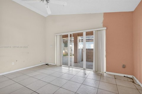 Casa en venta en Pembroke Pines, Florida, 3 dormitorios, 131.55 m2 № 2035288 - foto 21