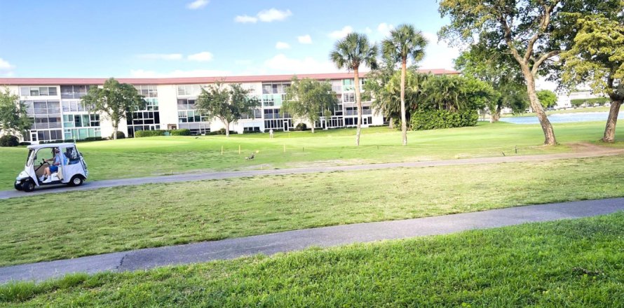 Condo in Coconut Creek, Florida, 2 bedrooms  № 2250195