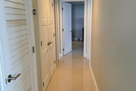 Condo in Hollywood, Florida, 2 bedrooms № 2175507 - photo 18