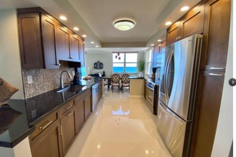 Condo in Hollywood, Florida, 2 bedrooms № 2175507 - photo 2