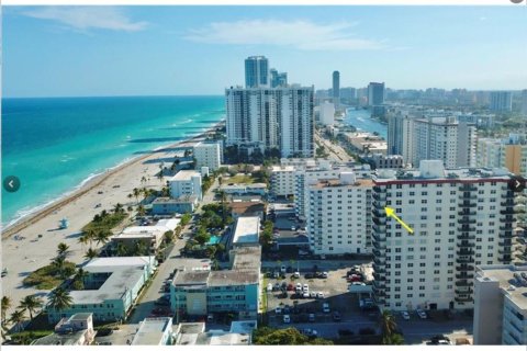 Condo in Hollywood, Florida, 2 bedrooms № 2175507 - photo 20