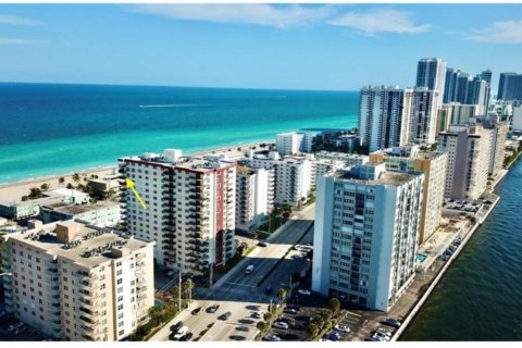 Condo in Hollywood, Florida, 2 bedrooms № 2175507 - photo 21