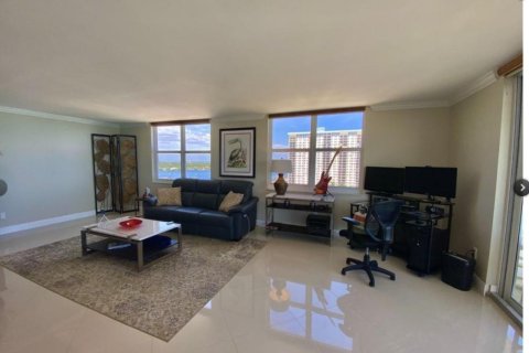 Condo in Hollywood, Florida, 2 bedrooms № 2175507 - photo 3