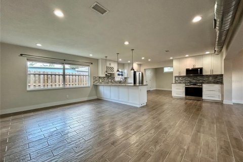 Casa en alquiler en Saint Petersburg, Florida, 3 dormitorios, 166.11 m2 № 1905188 - foto 10