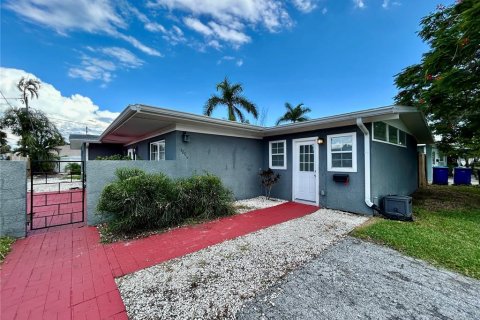 Casa en alquiler en Saint Petersburg, Florida, 3 dormitorios, 166.11 m2 № 1905188 - foto 2