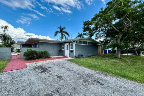 Casa en alquiler en Saint Petersburg, Florida, 3 dormitorios, 166.11 m2 № 1905188 - foto 1