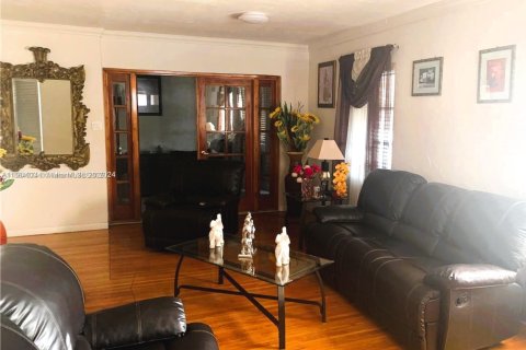 Купить коммерческую недвижимость в Хайалиа, Флорида 260.96м2, № 2012313 - фото 3