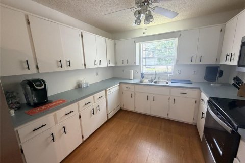 House in Ocala, Florida 2 bedrooms, 142.14 sq.m. № 2378028 - photo 5
