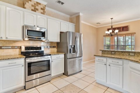 House in Apopka, Florida 4 bedrooms, 248.23 sq.m. № 1909526 - photo 12