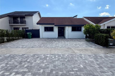 Villa ou maison à louer à Miami, Floride: 3 chambres, 157.38 m2 № 1999264 - photo 2