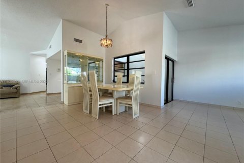 Villa ou maison à louer à Miami, Floride: 3 chambres, 157.38 m2 № 1999264 - photo 4