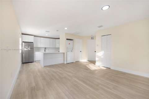 Commercial property in Miami, Florida 215.16 sq.m. № 2016097 - photo 6