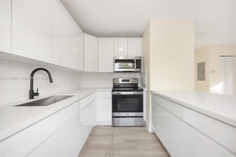 Commercial property in Miami, Florida 215.16 sq.m. № 2016097 - photo 8