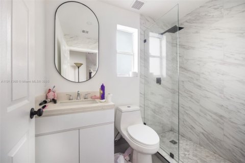 Commercial property in Miami, Florida 215.16 sq.m. № 2016097 - photo 15