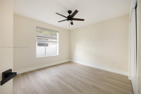 Commercial property in Miami, Florida 215.16 sq.m. № 2016097 - photo 11