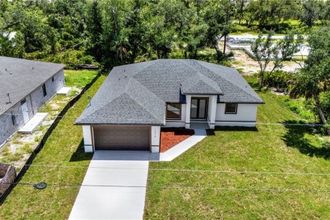 Villa ou maison à vendre à Port Charlotte, Floride: 4 chambres, 165.64 m2 № 1943488 - photo 2