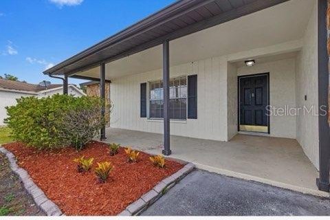 House in Brandon, Florida 3 bedrooms, 138.05 sq.m. № 2425946 - photo 2