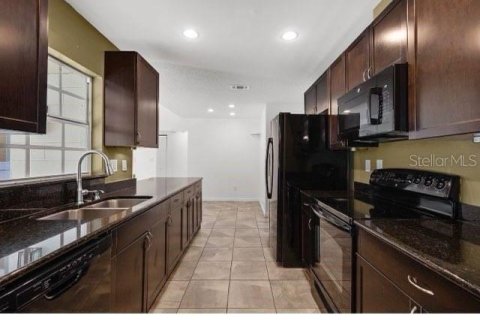 House in Brandon, Florida 3 bedrooms, 138.05 sq.m. № 2425946 - photo 4