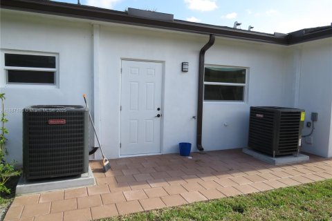 Villa ou maison à louer à Fort Lauderdale, Floride: 3 chambres, 259.85 m2 № 1941670 - photo 8