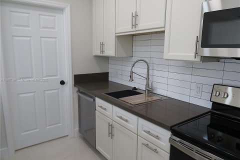 Villa ou maison à louer à Fort Lauderdale, Floride: 3 chambres, 259.85 m2 № 1941670 - photo 11