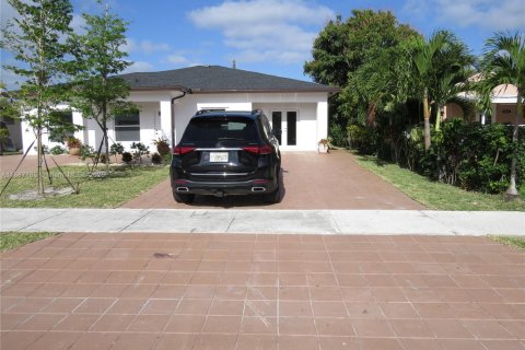 Villa ou maison à louer à Fort Lauderdale, Floride: 3 chambres, 259.85 m2 № 1941670 - photo 2