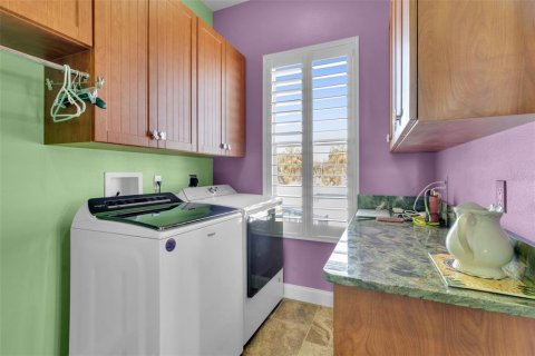 House in Crystal River, Florida 2 bedrooms, 165.18 sq.m. № 1718340 - photo 16