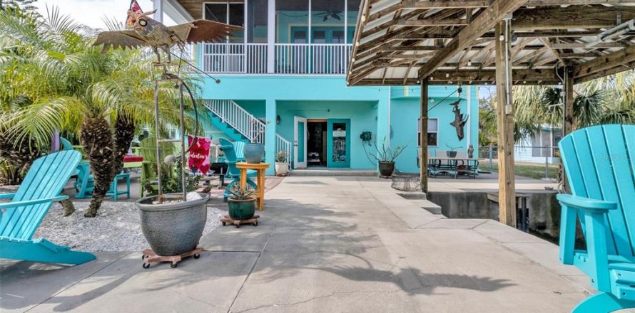 House in Crystal River, Florida 2 bedrooms, 165.18 sq.m. № 1718340