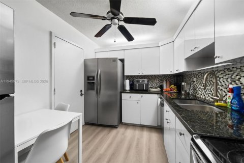 Condominio en venta en Hallandale Beach, Florida, 2 dormitorios, 130.06 m2 № 2152888 - foto 9