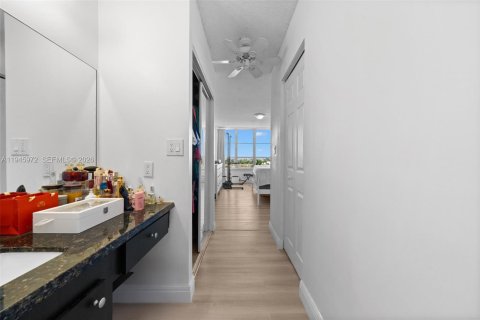 Condominio en venta en Hallandale Beach, Florida, 2 dormitorios, 130.06 m2 № 2152888 - foto 17