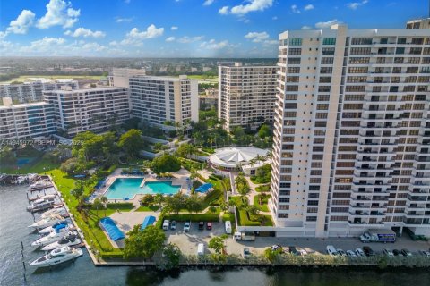 Condominio en venta en Hallandale Beach, Florida, 2 dormitorios, 130.06 m2 № 2152888 - foto 26