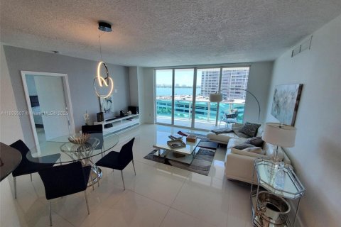 Copropriété à louer à North Bay Village, Floride: 2 chambres, 118.36 m2 № 1946708 - photo 1
