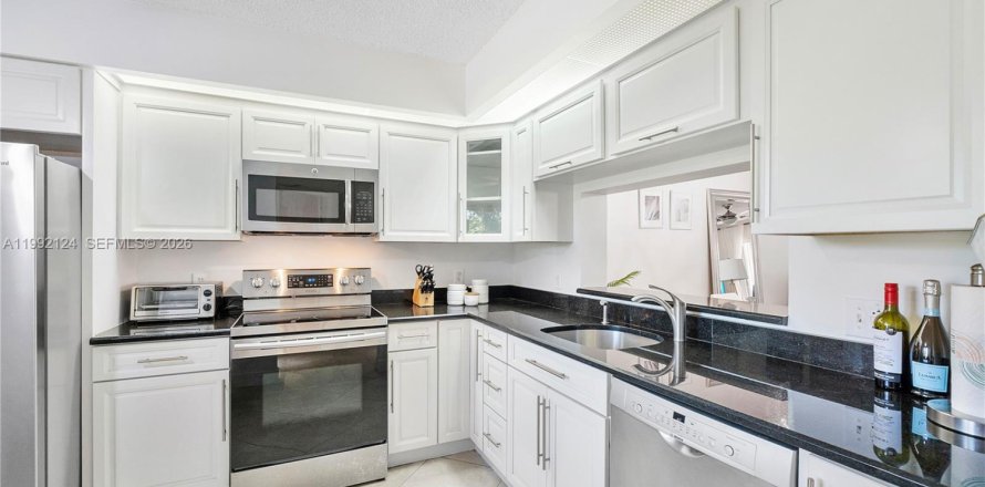 Кондоминиум с 2 спальнями в Пемброк-Пайнс, Флорида № 2052647