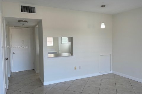 Снять в аренду кондоминиум в Авентура, Флорида 1 спальня, 78.97м2, № 1971596 - фото 1