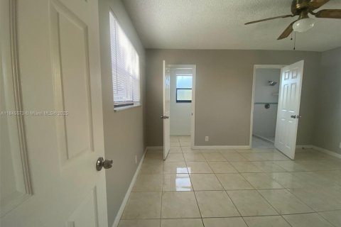 House in Margate, Florida 3 bedrooms, 142.88 sq.m. № 1845905 - photo 13