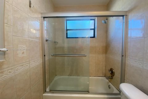 House in Margate, Florida 3 bedrooms, 142.88 sq.m. № 1845905 - photo 12