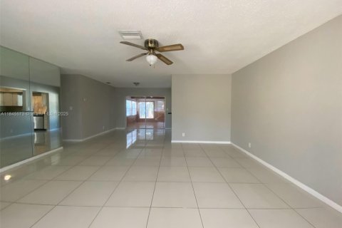 House in Margate, Florida 3 bedrooms, 142.88 sq.m. № 1845905 - photo 9